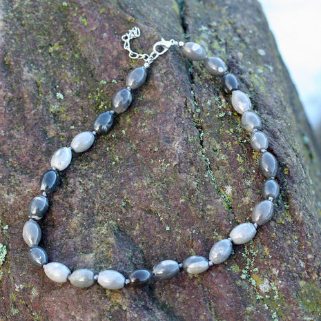 Kette aus olivenförmigen Feuersteinen von Rügen