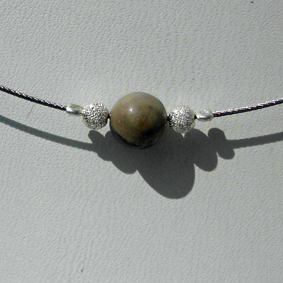 Feuersteinperle mit Silberkugeln, 42 cm lang