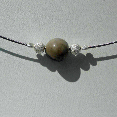Feuersteinperle mit Silberkugeln, 42 cm lang
