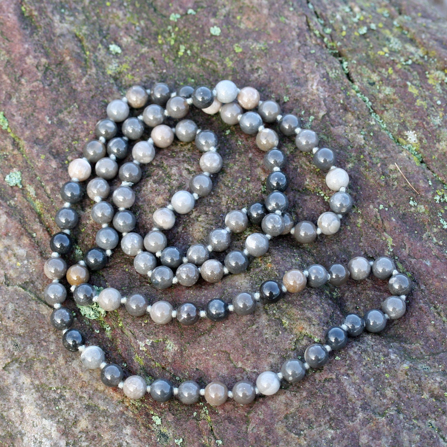 Elegante Kette aus polierten Feuersteinperlen, 90 cm