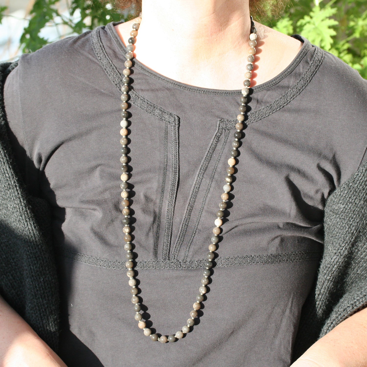 Elegante Kette aus polierten Feuersteinperlen, 90 cm