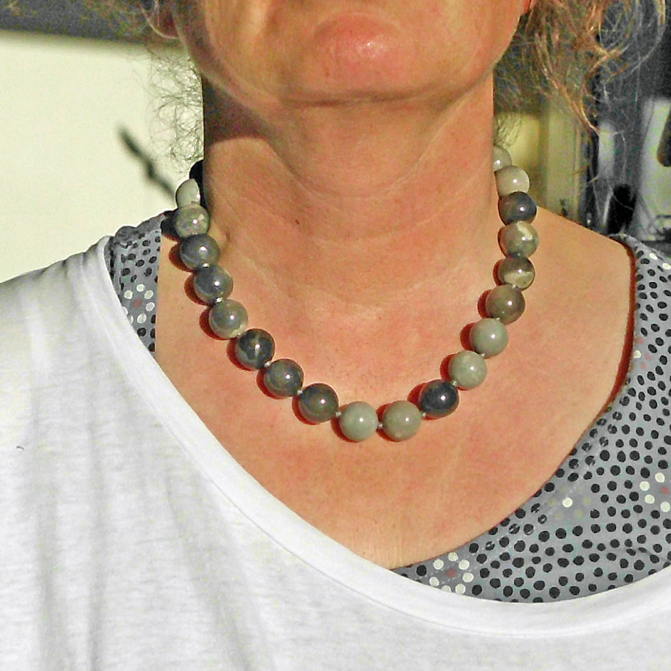 Elegante Kette aus großen Feuersteinperlen, Unikat