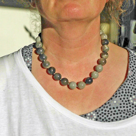 Elegante Kette aus großen Feuersteinperlen, Unikat