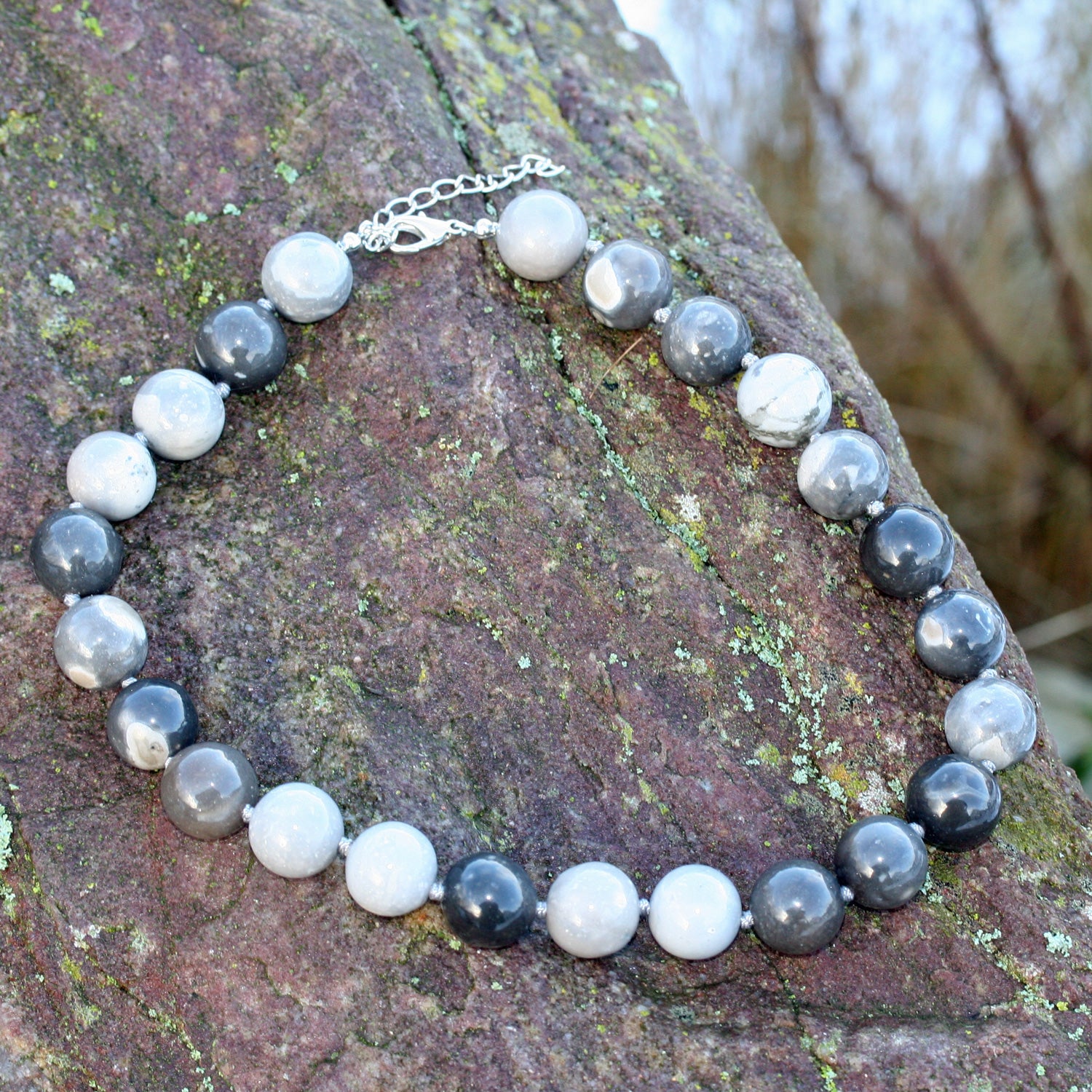 Elegante Kette aus großen Feuersteinperlen, Unikat