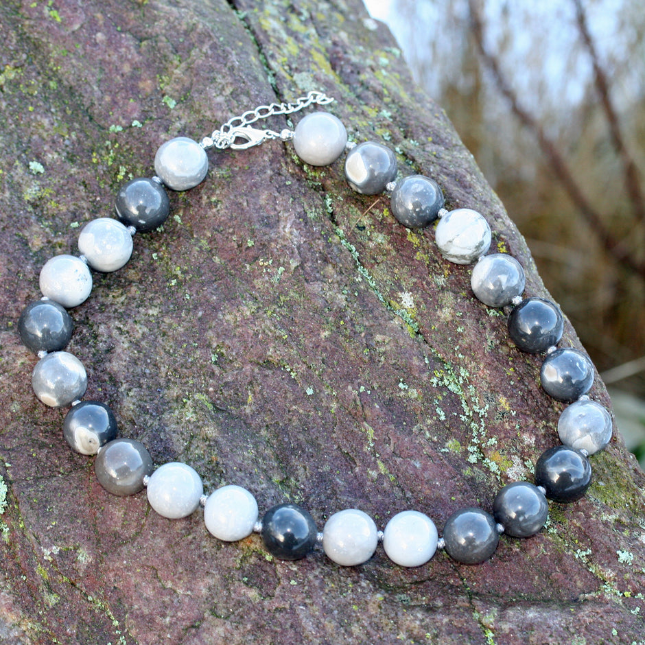 Elegante Kette aus großen Feuersteinperlen, Unikat