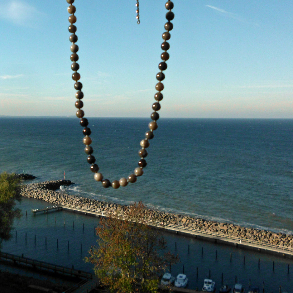 Elegante Kette aus Feuersteinperlen, schwarz-grau, 43 cm