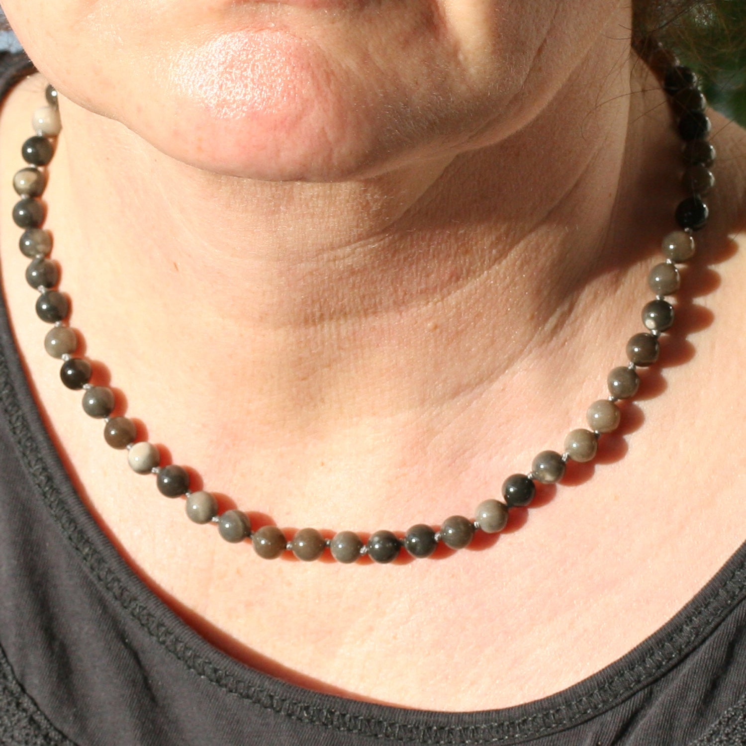 Elegante Kette aus Feuersteinperlen, schwarz-grau, 43 cm