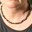 Elegante Kette aus Feuersteinperlen, schwarz-grau, 43 cm