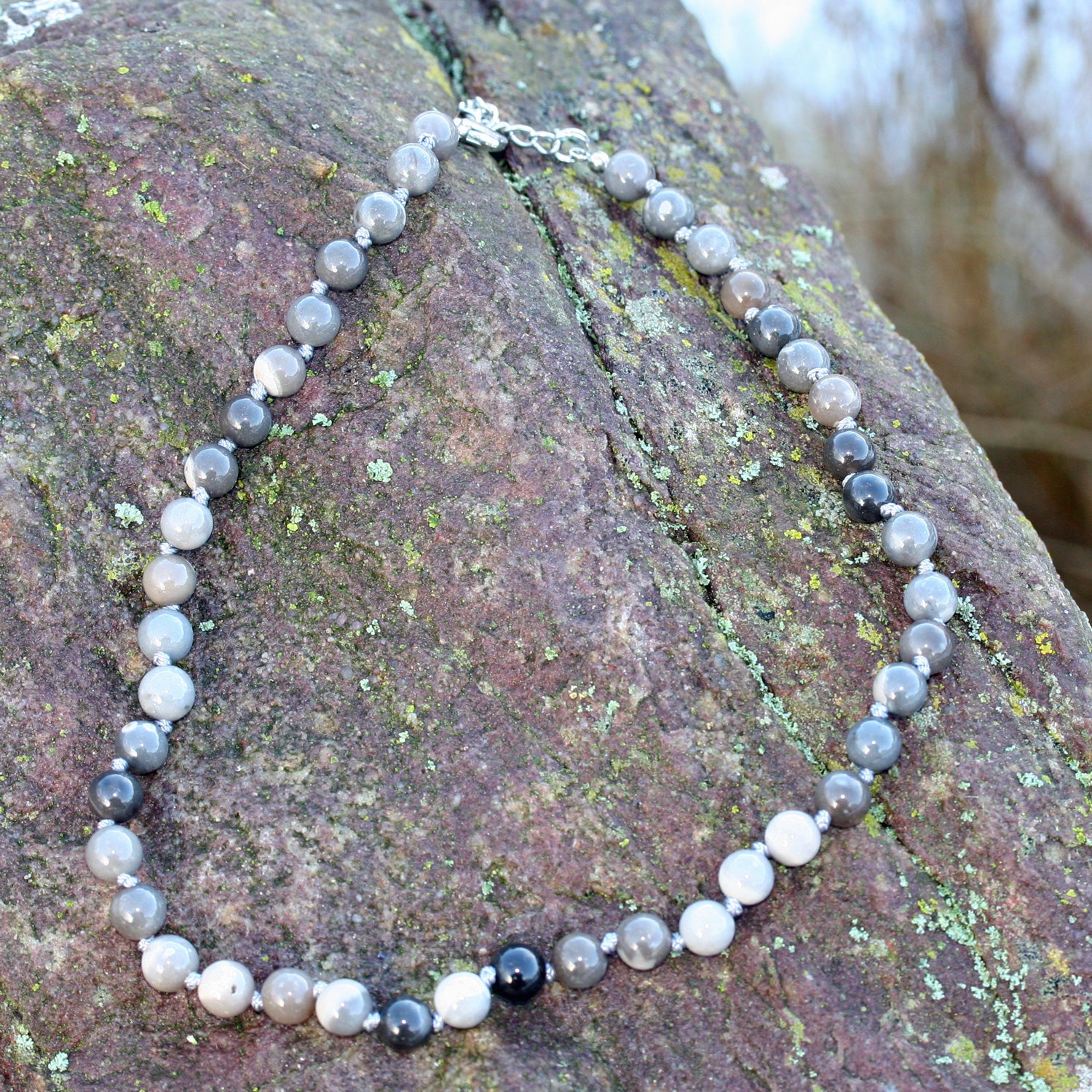 Elegante Kette aus polierten Feuersteinperlen