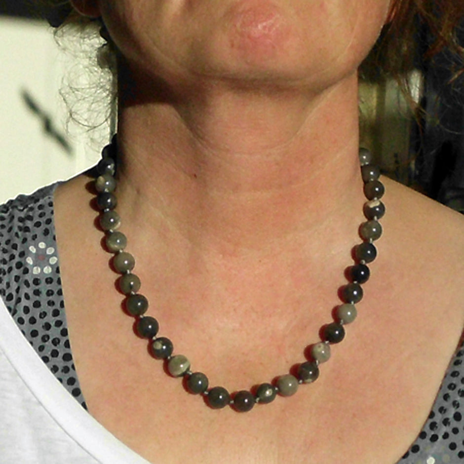 Kette aus polierten Feuersteinperlen, elegant und zeitlos