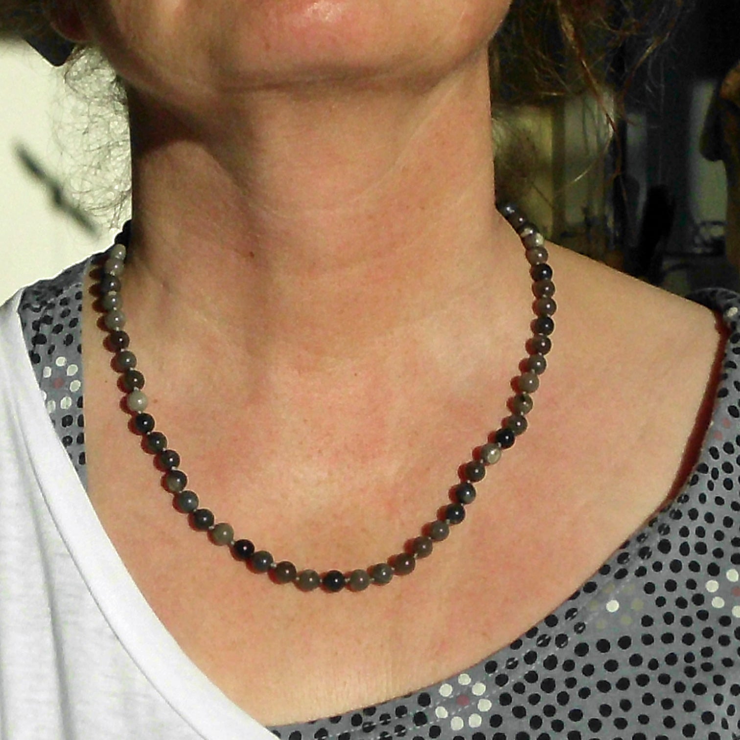 Elegante Kette aus Feuersteinperlen, schwarz-grau, 43 cm