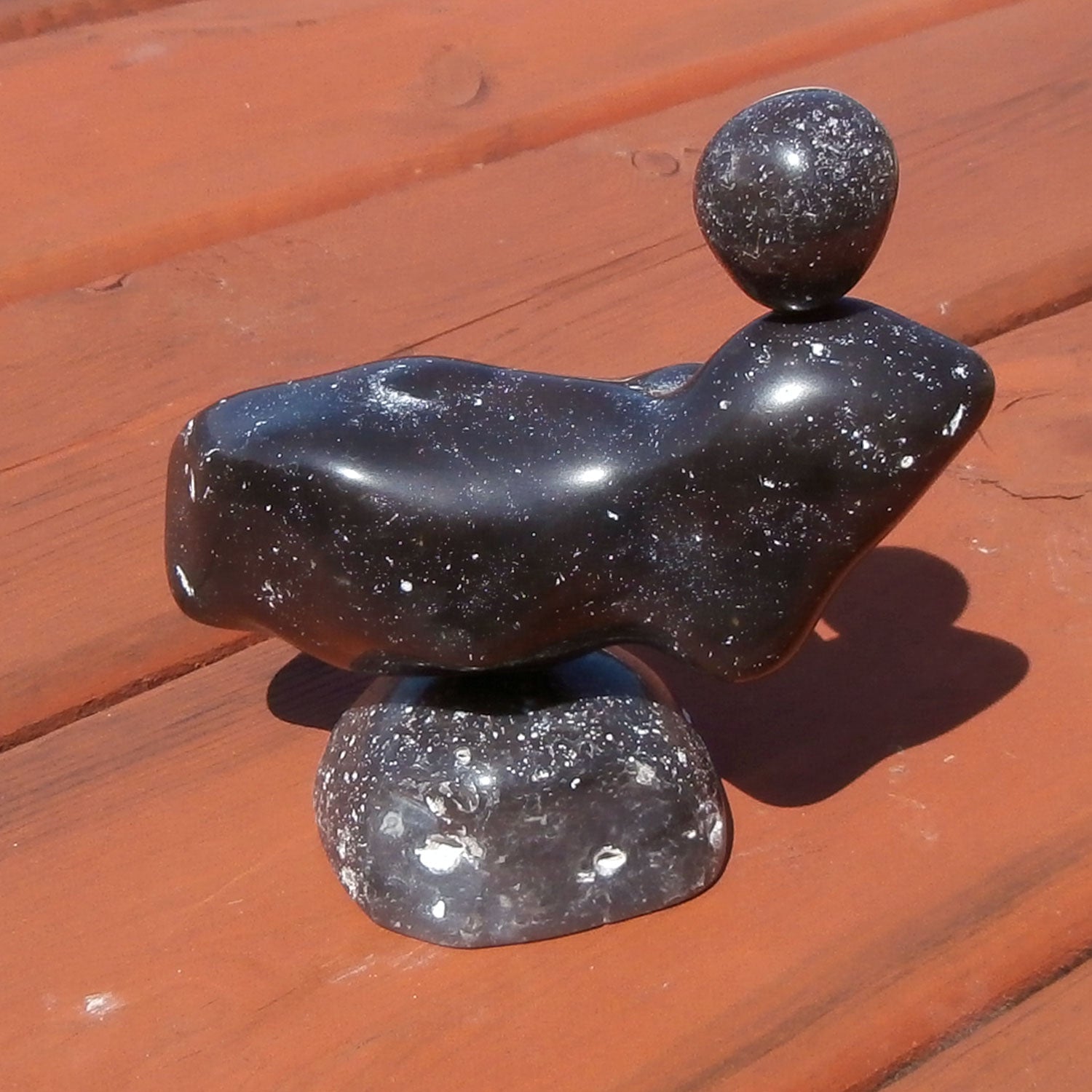 Skulptur IV aus poliertem Feuerstein – Unikat