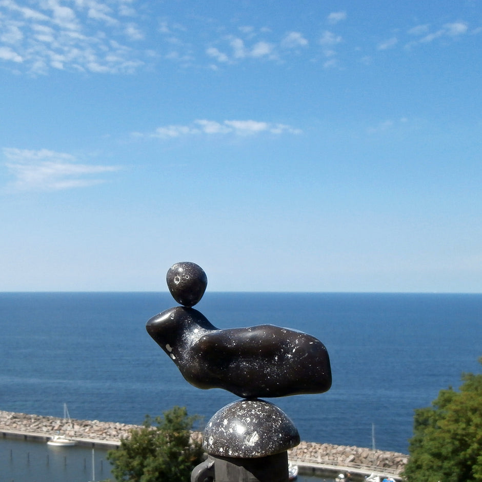 Skulptur IV aus poliertem Feuerstein – Unikat