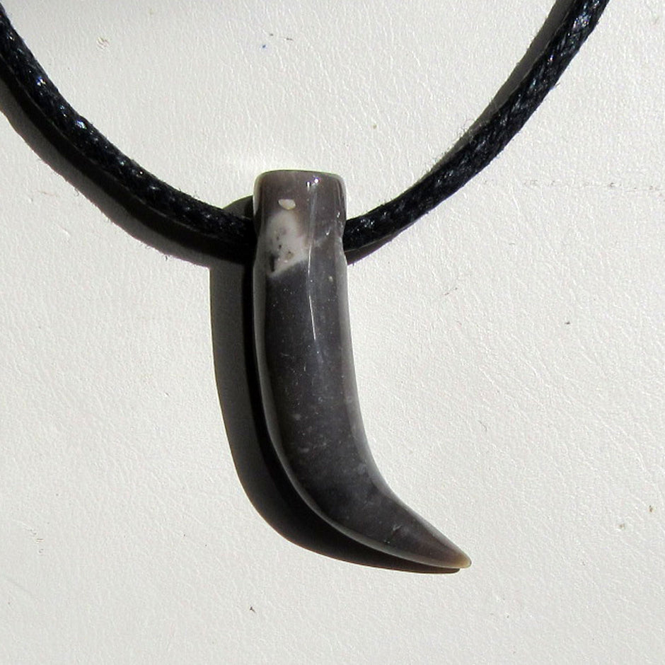 Einzelstück: Geschliffener Feuerstein-Zahn von Rügen