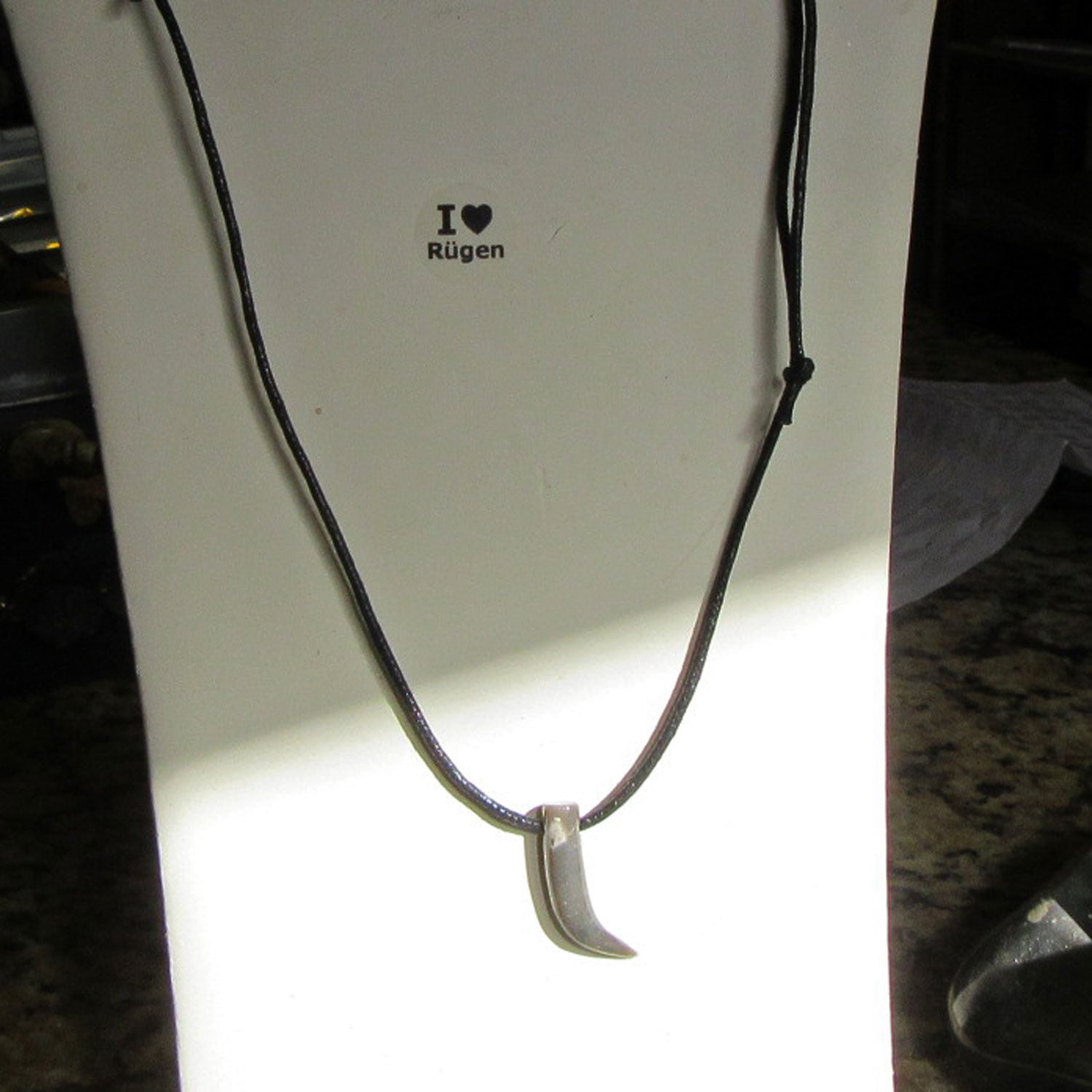 Einzelstück: Geschliffener Feuerstein-Zahn von Rügen