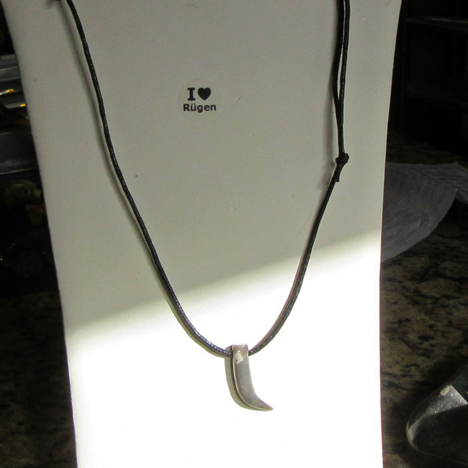 Einzelstück: Geschliffener Feuerstein-Zahn von Rügen