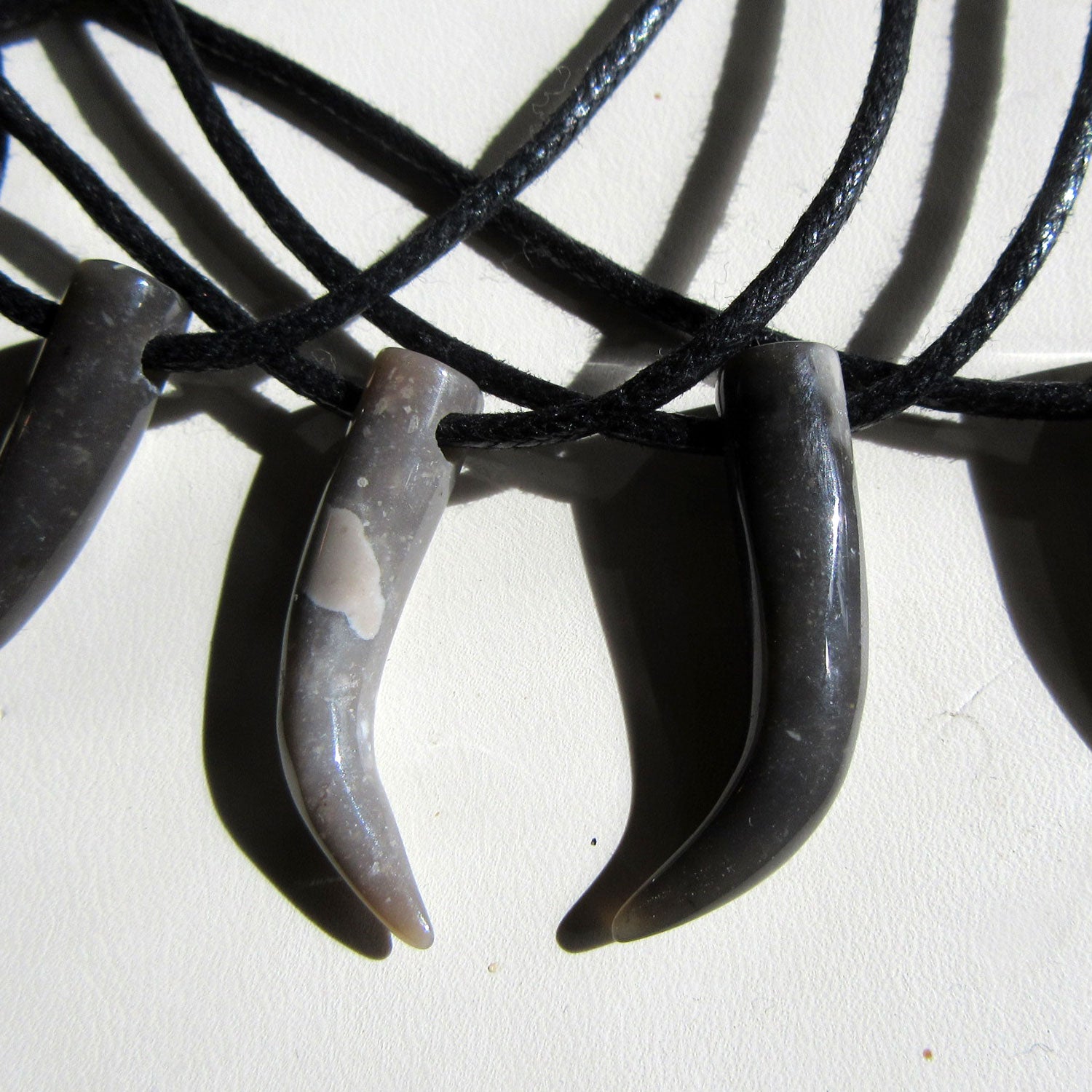 Einzelstück: Geschliffener Feuerstein-Zahn von Rügen