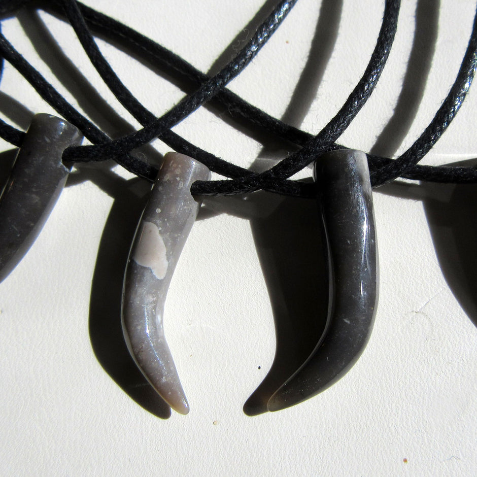 Einzelstück: Geschliffener Feuerstein-Zahn von Rügen