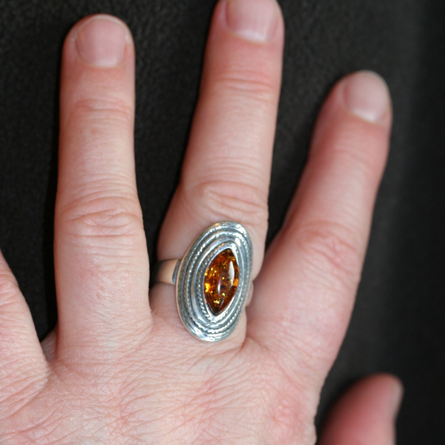 Ovaler Silberring mit kognacfarbenem Bernstein, Unikat