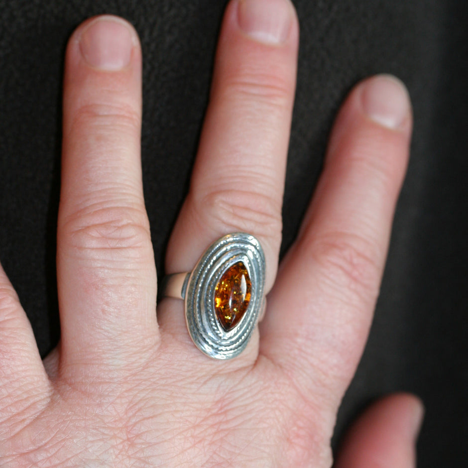 Ovaler Silberring mit kognacfarbenem Bernstein, Unikat