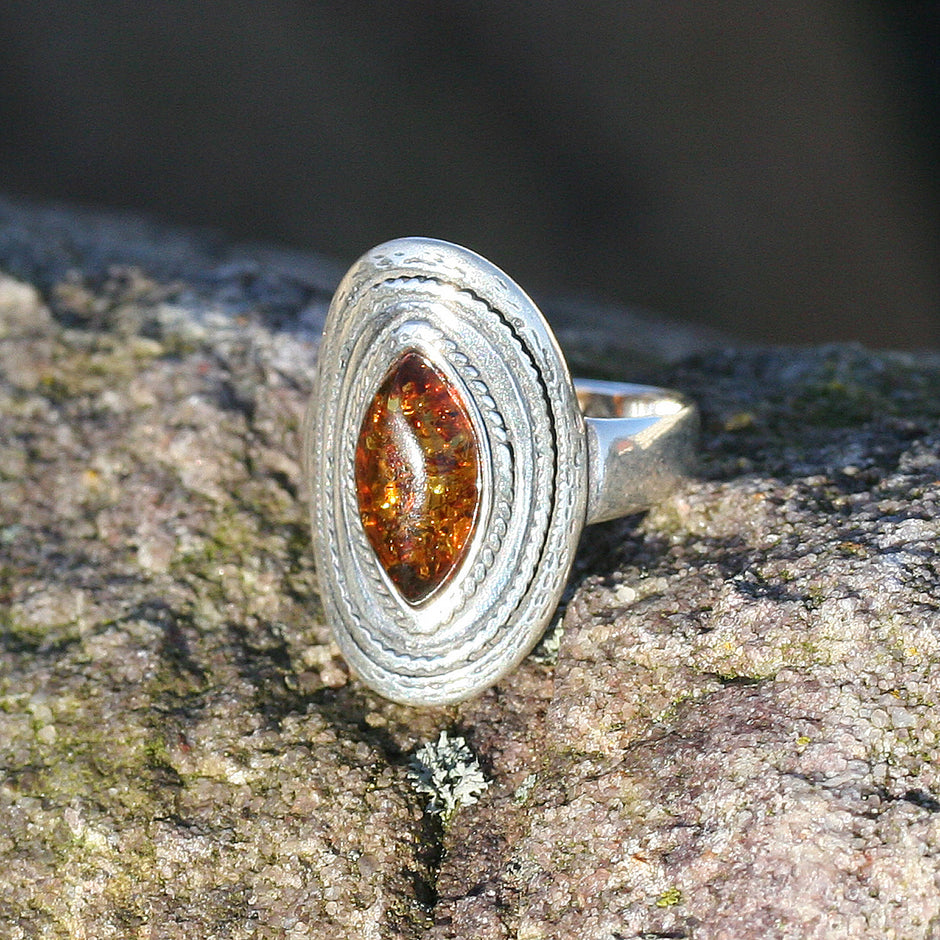 Ovaler Silberring mit kognacfarbenem Bernstein, Unikat