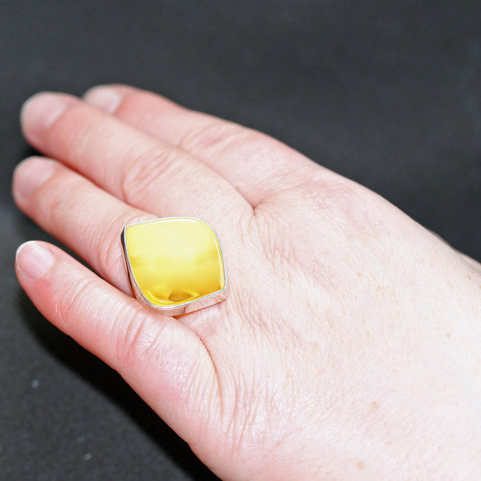 Trapezförmiger Bernstein in Silberfassung – Unikat