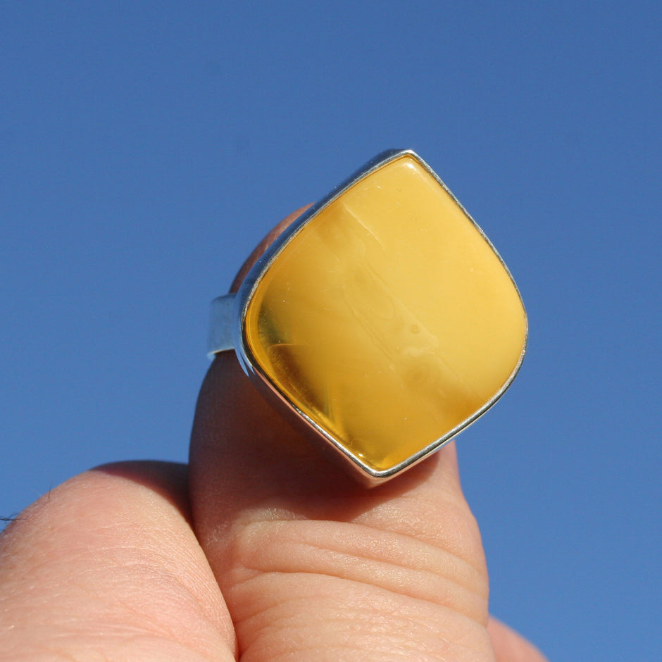 Trapezförmiger Bernstein in Silberfassung – Unikat