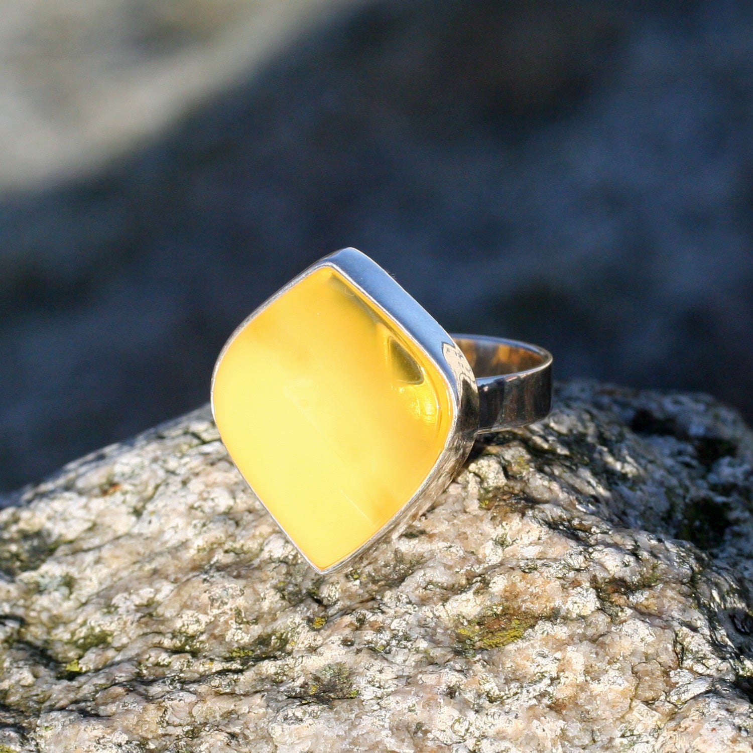 Trapezförmiger Bernstein in Silberfassung – Unikat