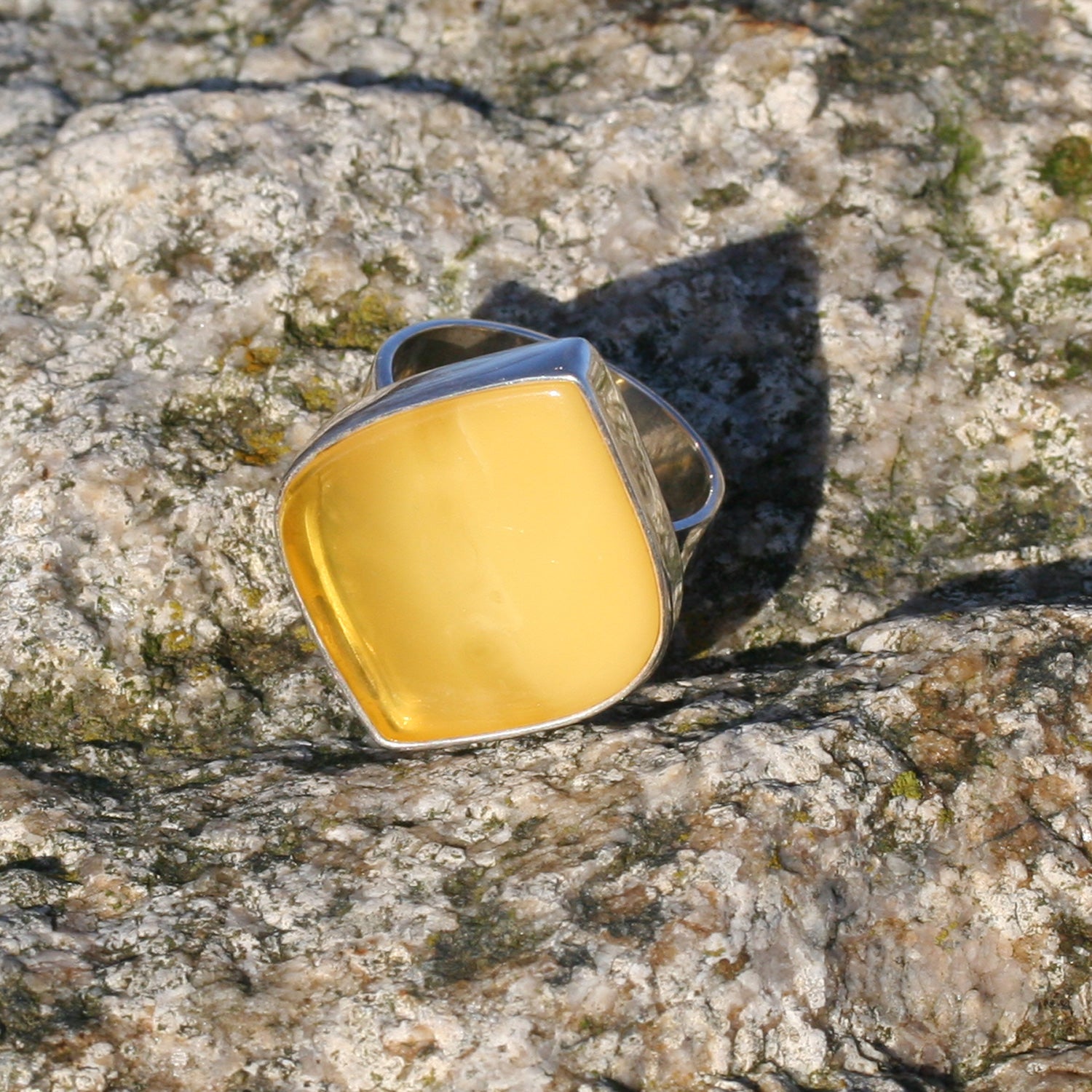 Trapezförmiger Bernstein in Silberfassung – Unikat