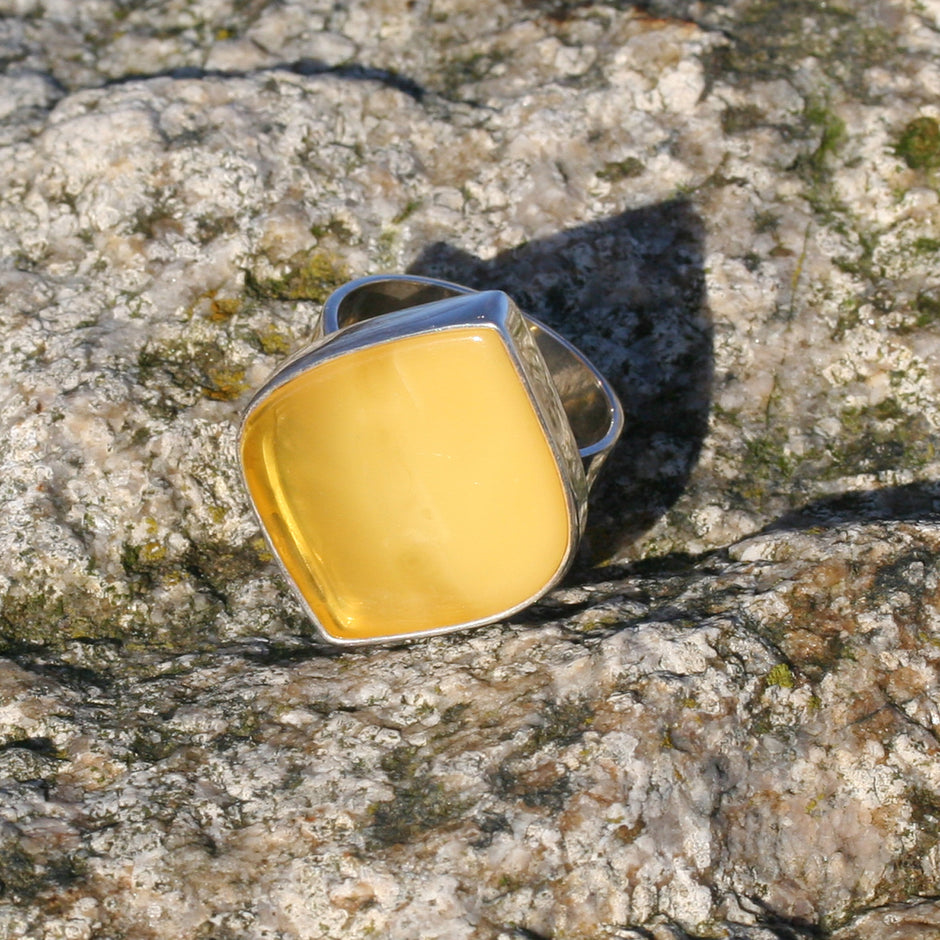 Trapezförmiger Bernstein in Silberfassung – Unikat