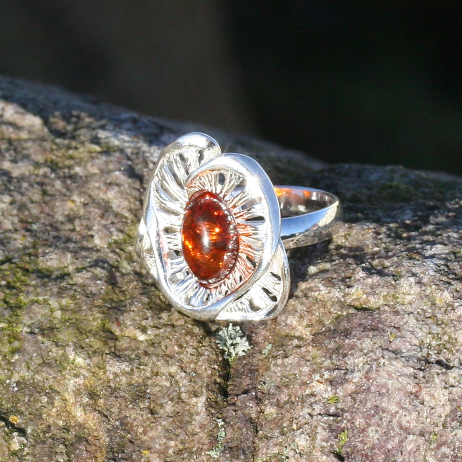 Silberring mit Blütenform und kognacfarbenem Bernstein