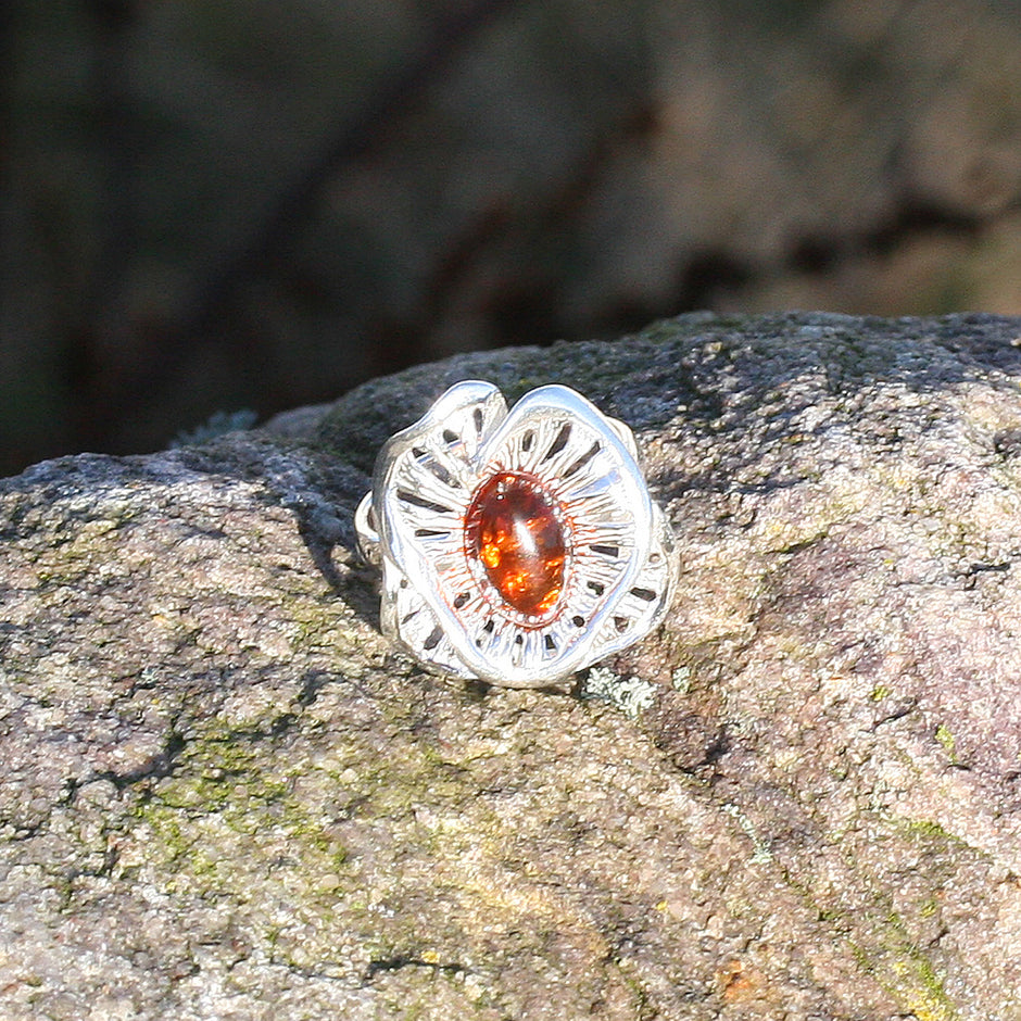 Silberring mit Blütenform und kognacfarbenem Bernstein