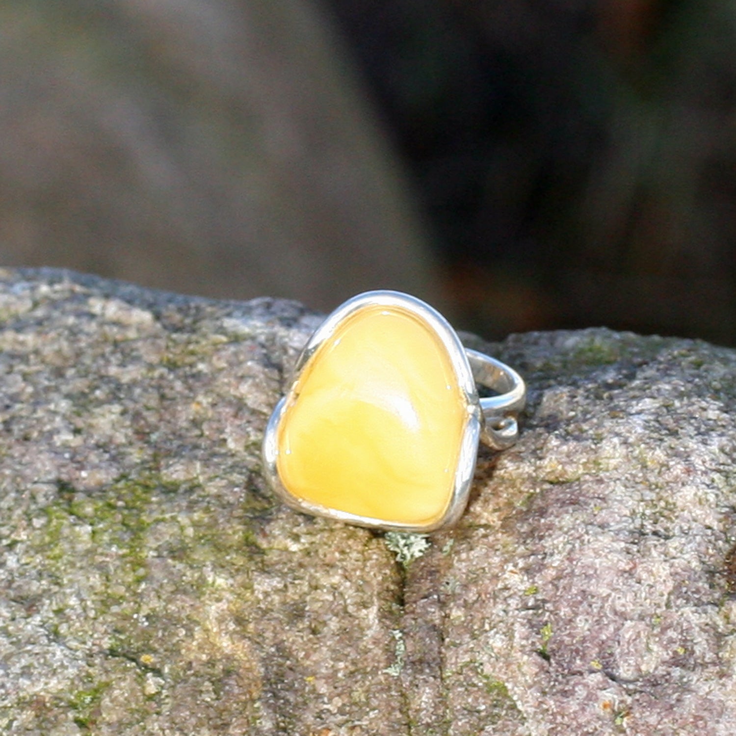 Heller Bernsteinring in Silber, dreieckig, Unikat