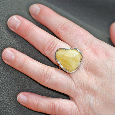 Dreieckiger Bernsteinring in Silber, butterscotch Unikat