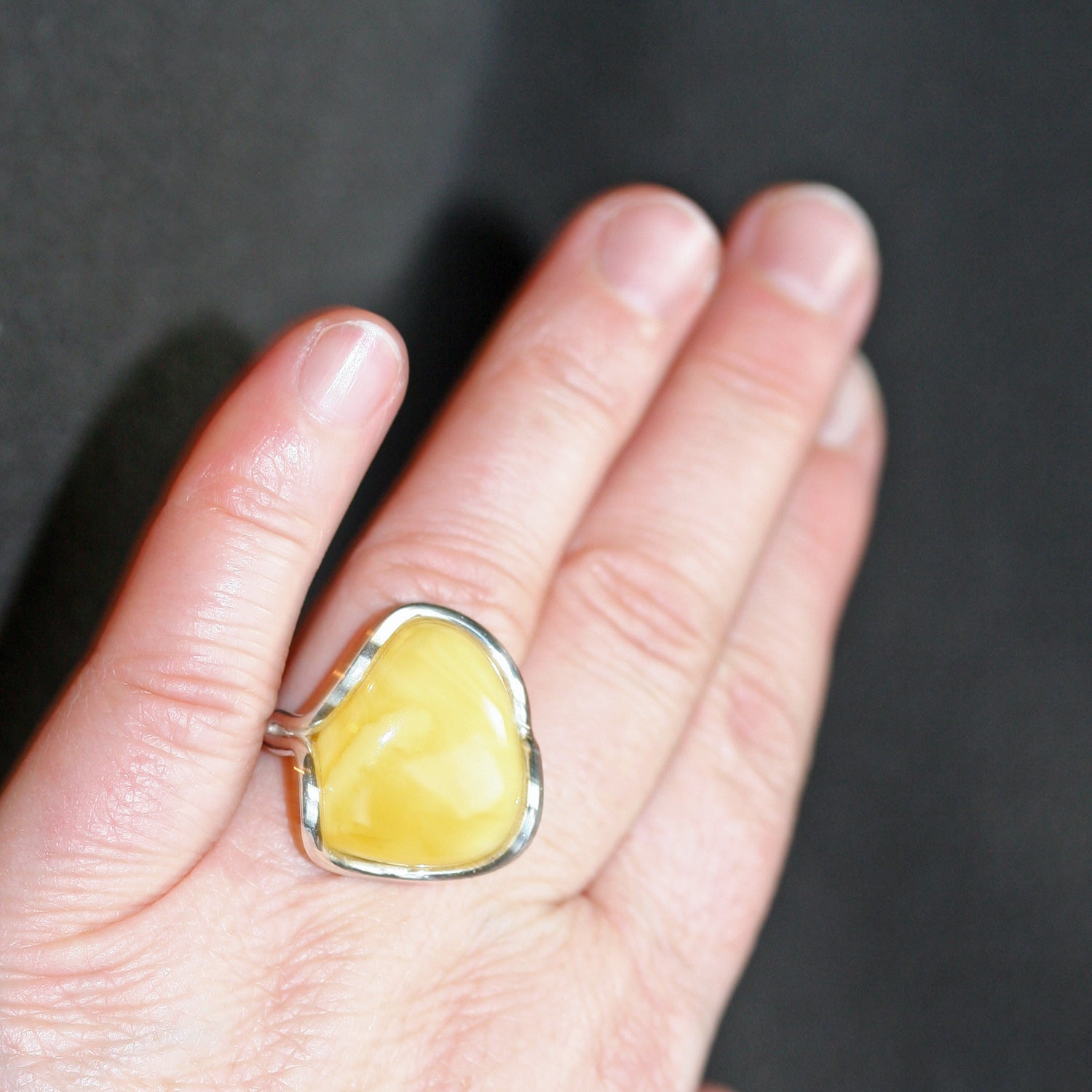 Heller Bernsteinring in Silber, dreieckig, Unikat