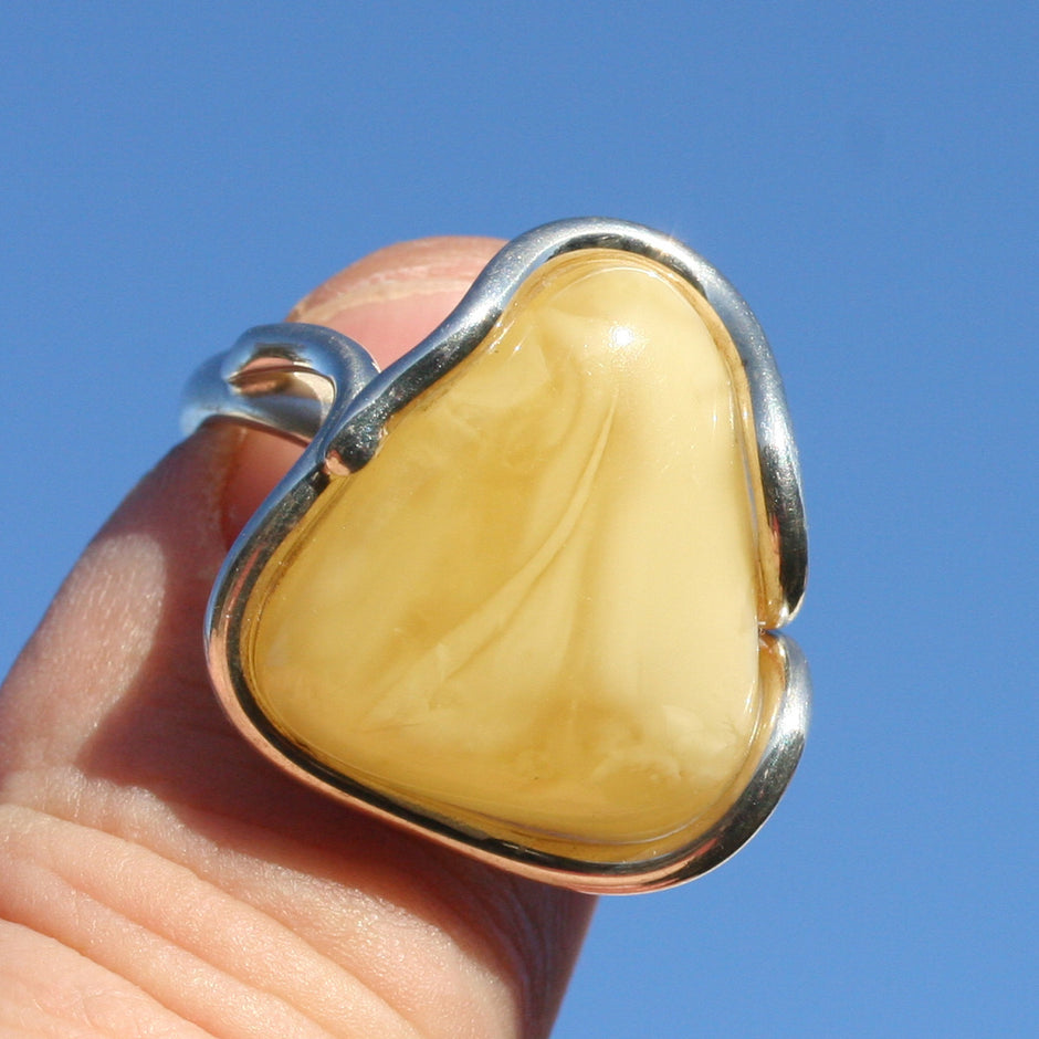 Dreieckiger Bernsteinring in Silber, butterscotch Unikat