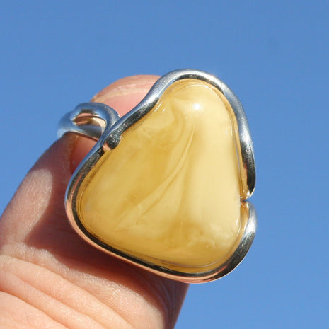 Dreieckiger Bernsteinring in Silber, butterscotch Unikat