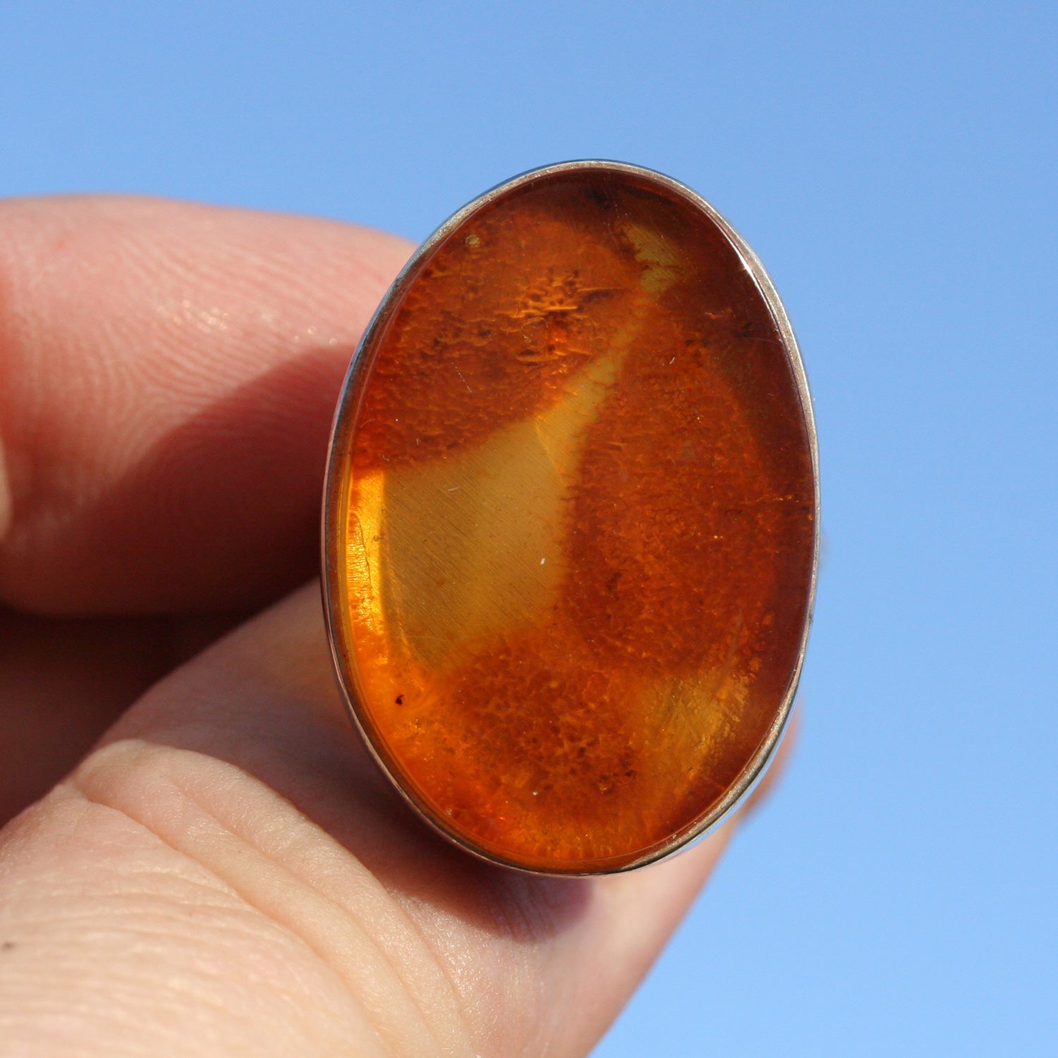 Massiver,ovaler Fingerring aus Silber und Bernstein