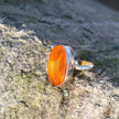 Massiver,ovaler Fingerring aus Silber und Bernstein