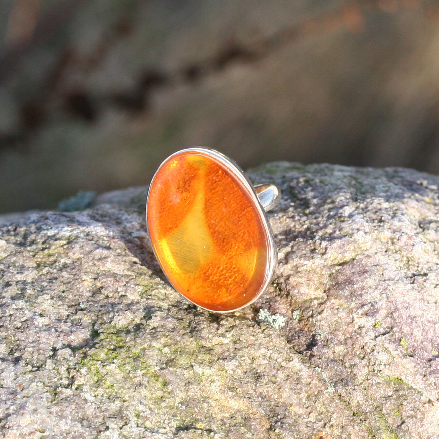 Massiver,ovaler Fingerring aus Silber und Bernstein