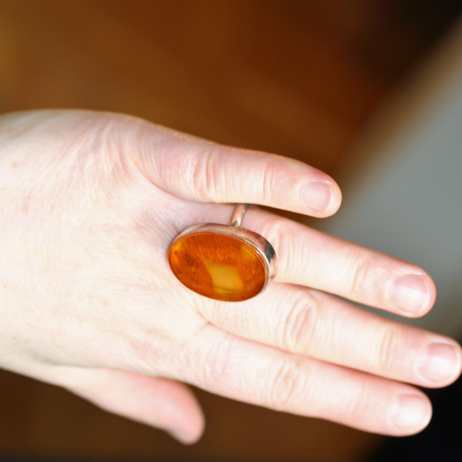 Massiver,ovaler Fingerring aus Silber und Bernstein