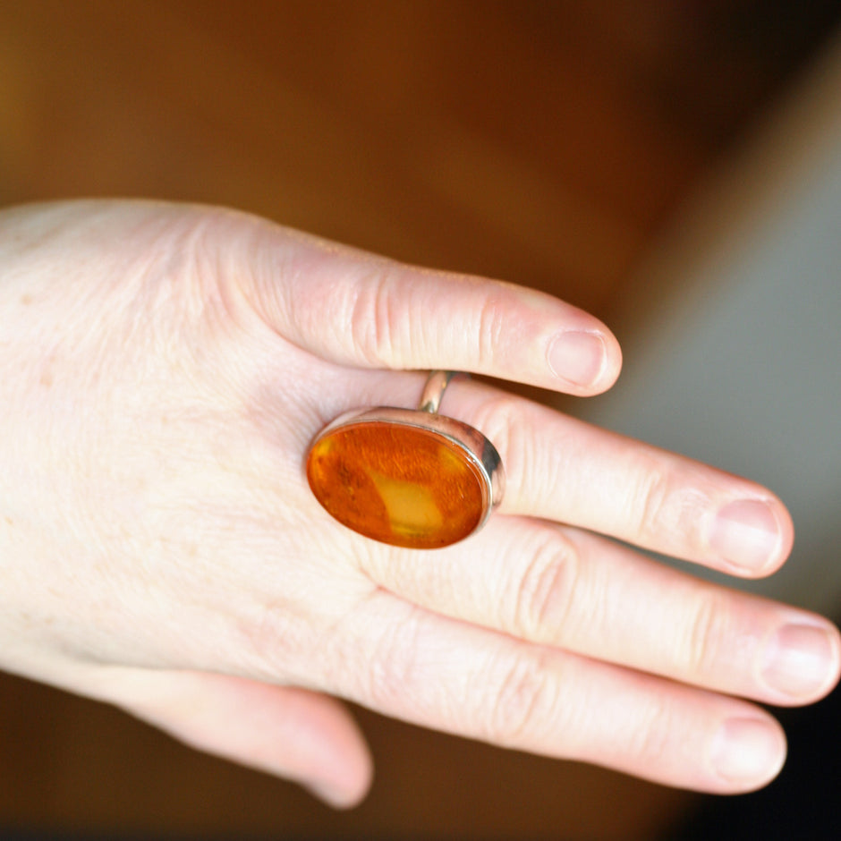 Massiver,ovaler Fingerring aus Silber und Bernstein