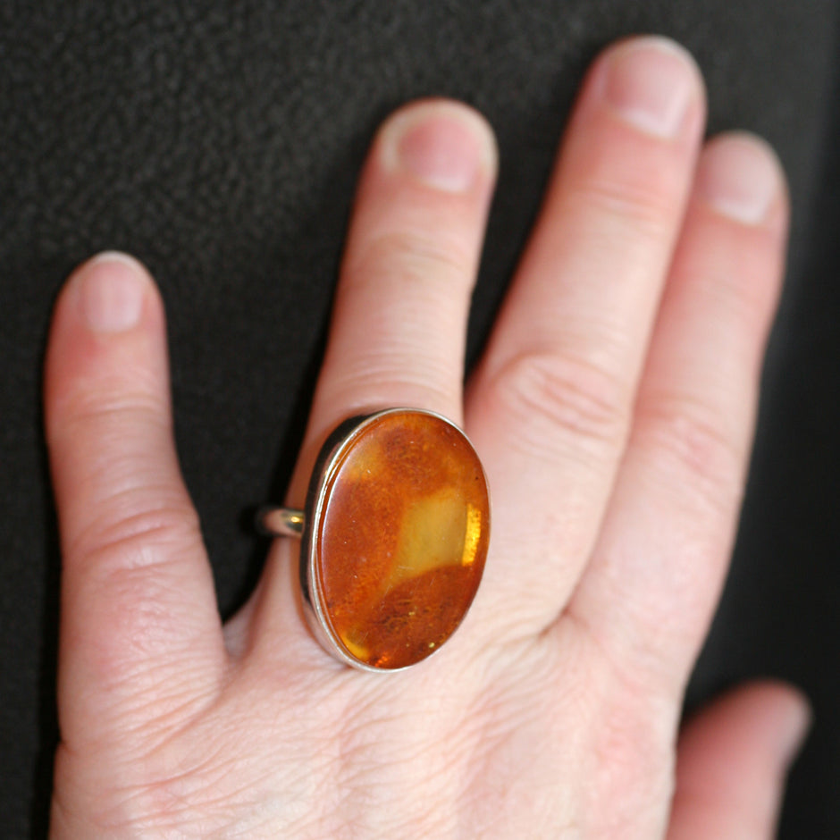Massiver,ovaler Fingerring aus Silber und Bernstein