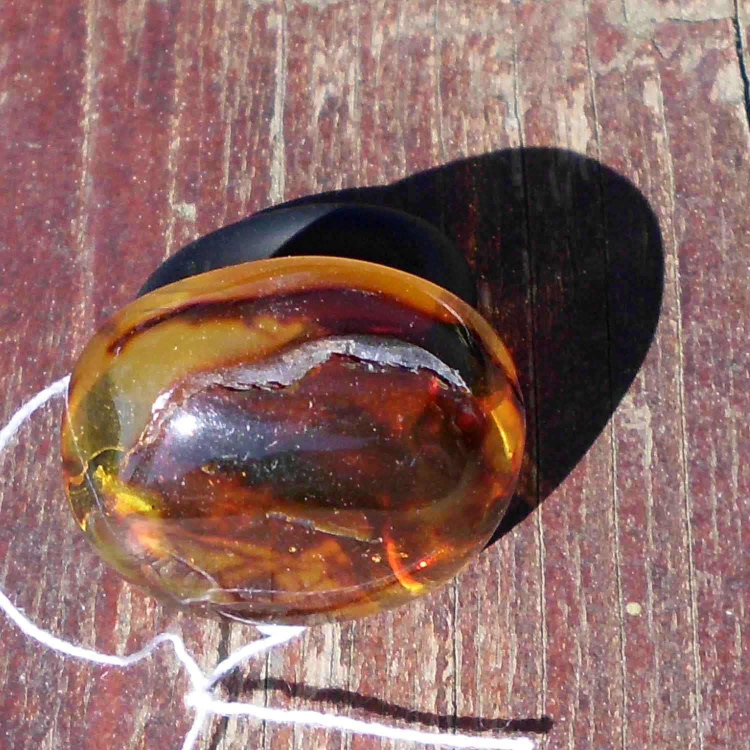 Eleganter Kautschukring mit poliertem Bernstein