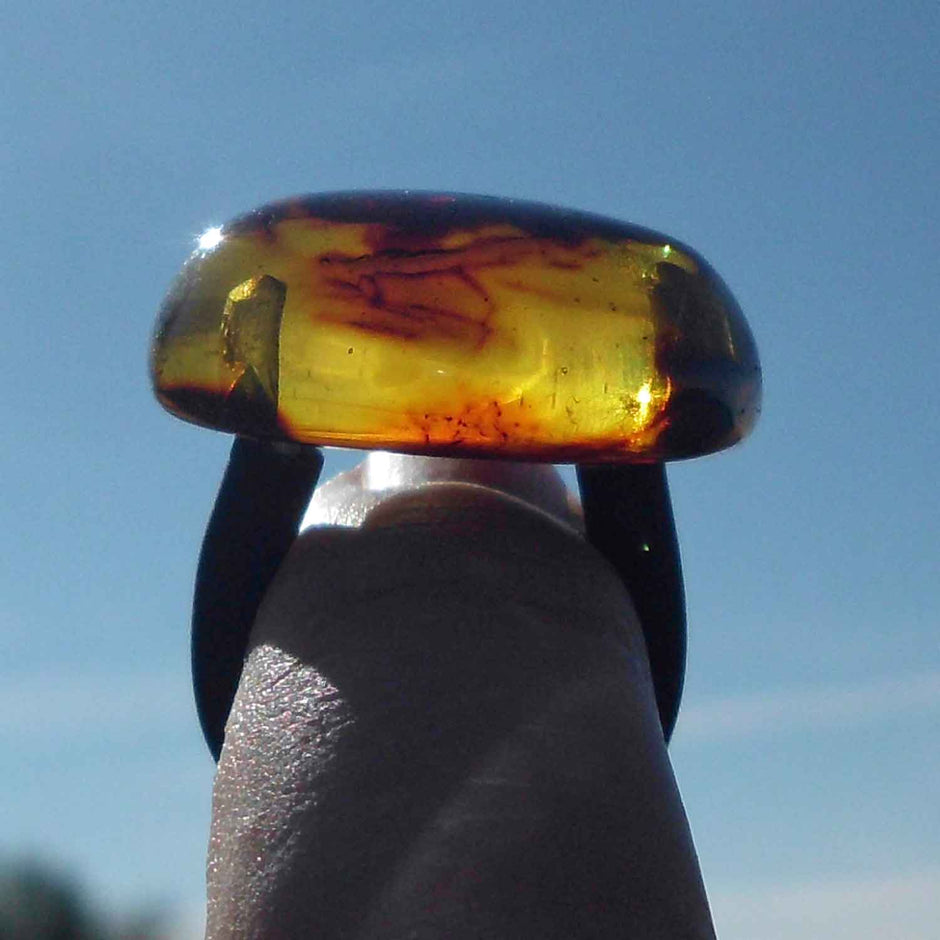 Eleganter Kautschukring mit poliertem Bernstein