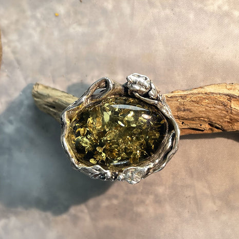 Einzelstück: Fingerring aus 925 Silber und grünem Bernstein