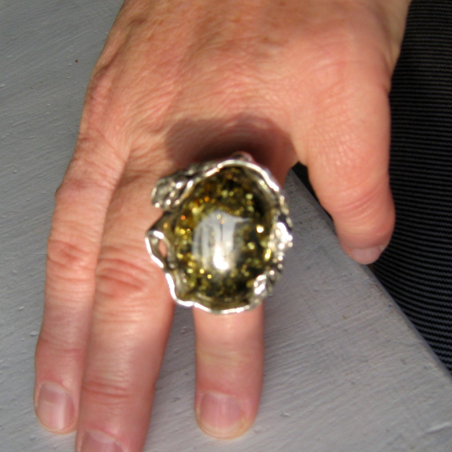 Einzelstück: Fingerring aus 925 Silber und grünem Bernstein