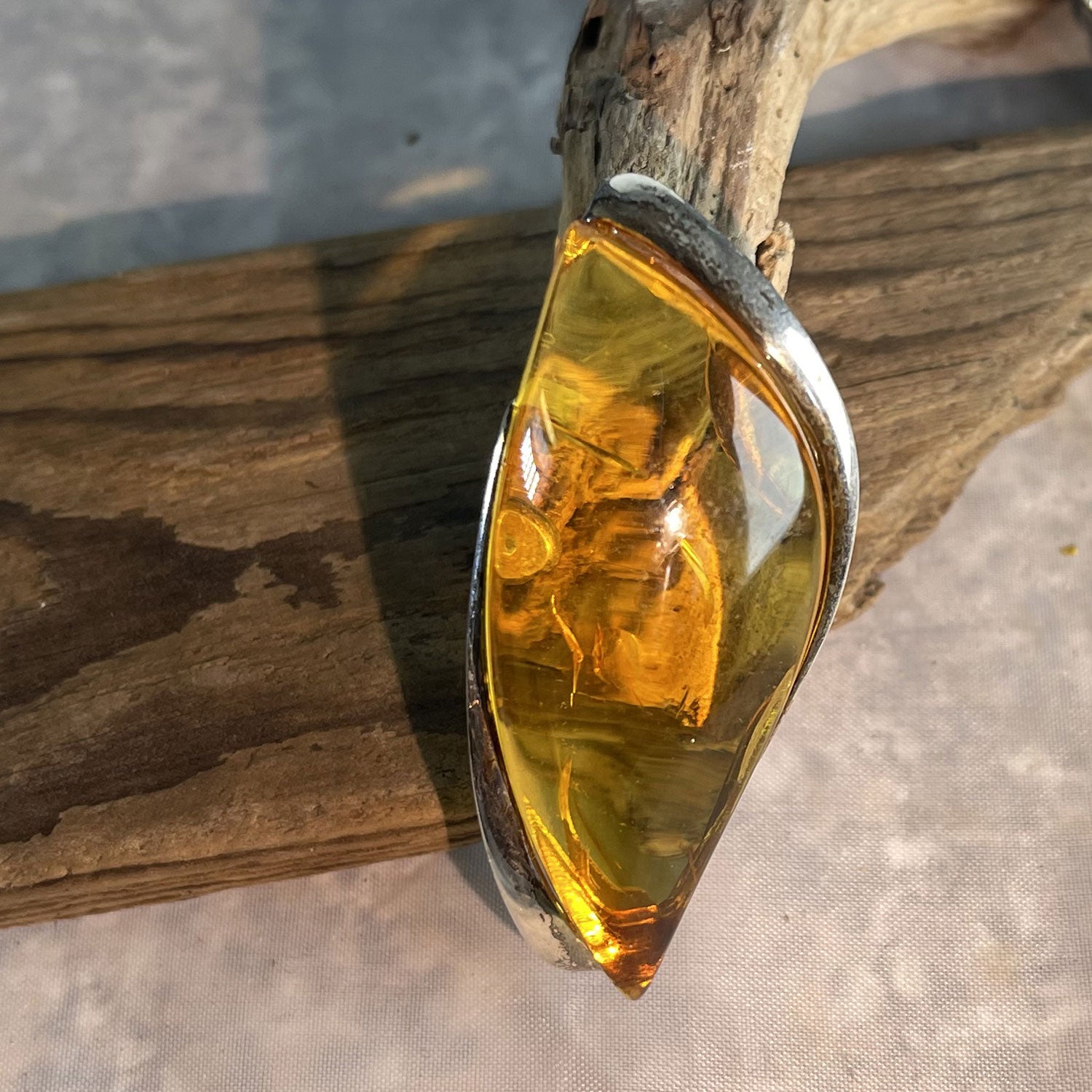 Einzigartiger Fingerring aus Bernstein und Silber