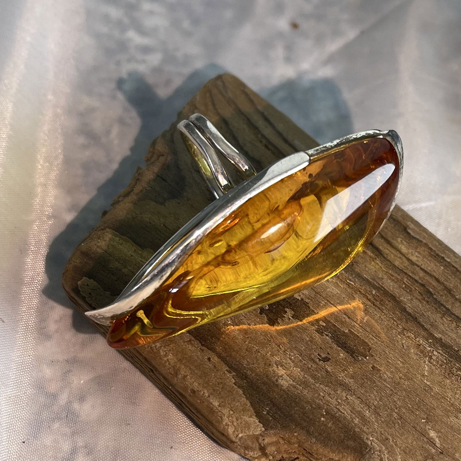 Einzigartiger Fingerring aus Bernstein und Silber