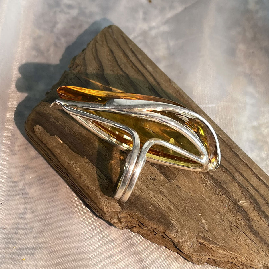 Einzigartiger Fingerring aus Bernstein und Silber
